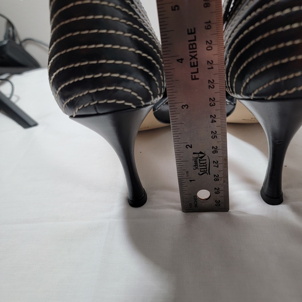 J. Renee Black White Stitching Ankle Strap Pumps Women's Size US 9 M Witch Toe - Picture 8 of 8